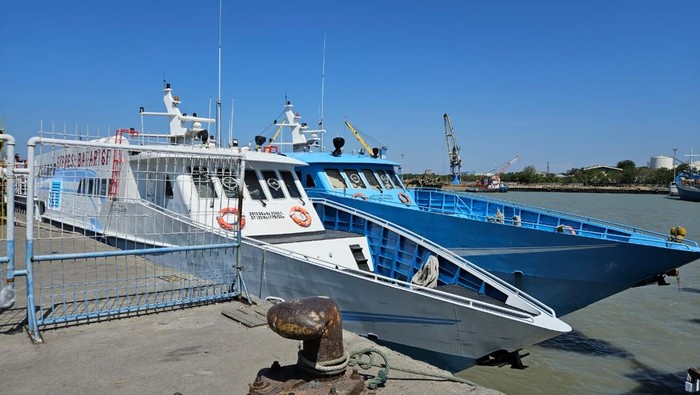 Dua kapal penyebrangan di pelabuhan Gresik yang tidak bisa menyeberang ke Bawean karena cuaca buruk.