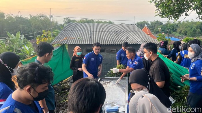 Petugas melakukan ekshumasi janin hasil aborsi di makam Dusun Sumberpiji, Mojokerto
