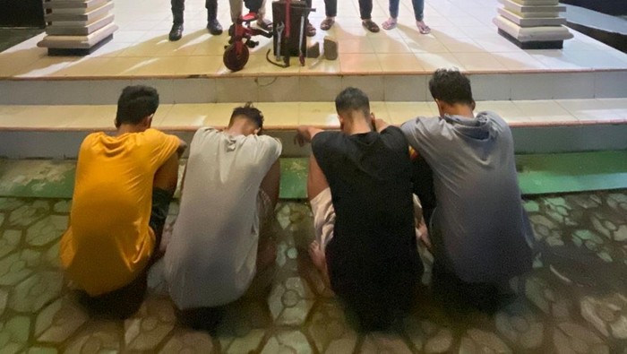 Empat pelaku berhasil diamankan di Mapolsek Simpang Teritip.