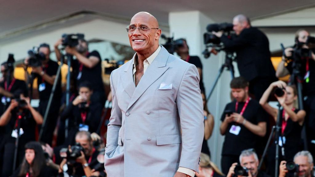 Penampilan Terbaru The Rock Ramai Dibahas Netizen