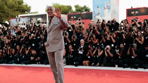 Johnson tampil lebih ramping demi perannya sebagai petarung MMA legendaris Mark Kerr dalam film The Smashing Machine. Foto: REUTERS/Remo Casilli