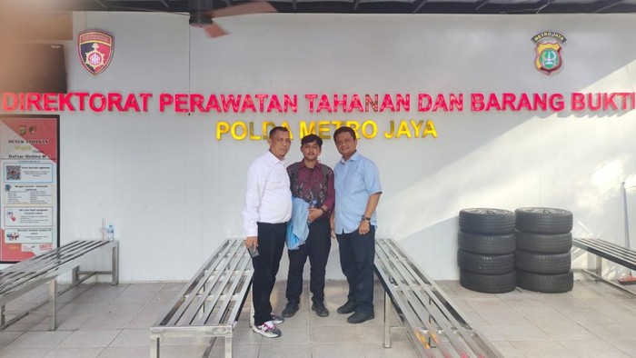 Foto: Tim urusan Rektor Unri saat datang mengecek kondisi Khariq Anhar (Dok Ist)
