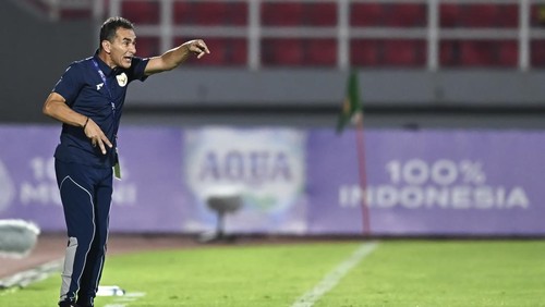 Pelatih Timnas U-23 Indonesia Gerald Vanenburg memberikan arahan kepada pemainnya saat bertanding melawan Timnas U-23 Laos dalam Kualifikasi Grup J Piala Asia U-23 2026 di Stadion Gelora Delta Sidoarjo, Jawa Timur, Rabu (3/9/2025).