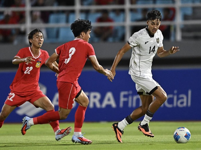 Pesepak bola Timnas U-23 Indonesia Frengky Deaner Missa (kanan) berebut bola dengan pesepak bola Timnas U-23 Laos Khonesavanh Keonuchanh (kiri) dalam Kualifikasi Grup J Piala Asia U-23 2026 di Stadion Gelora Delta Sidoarjo, Jawa Timur, Rabu (3/9/2025). ANTARA FOTO/Sigid KurniawaN
