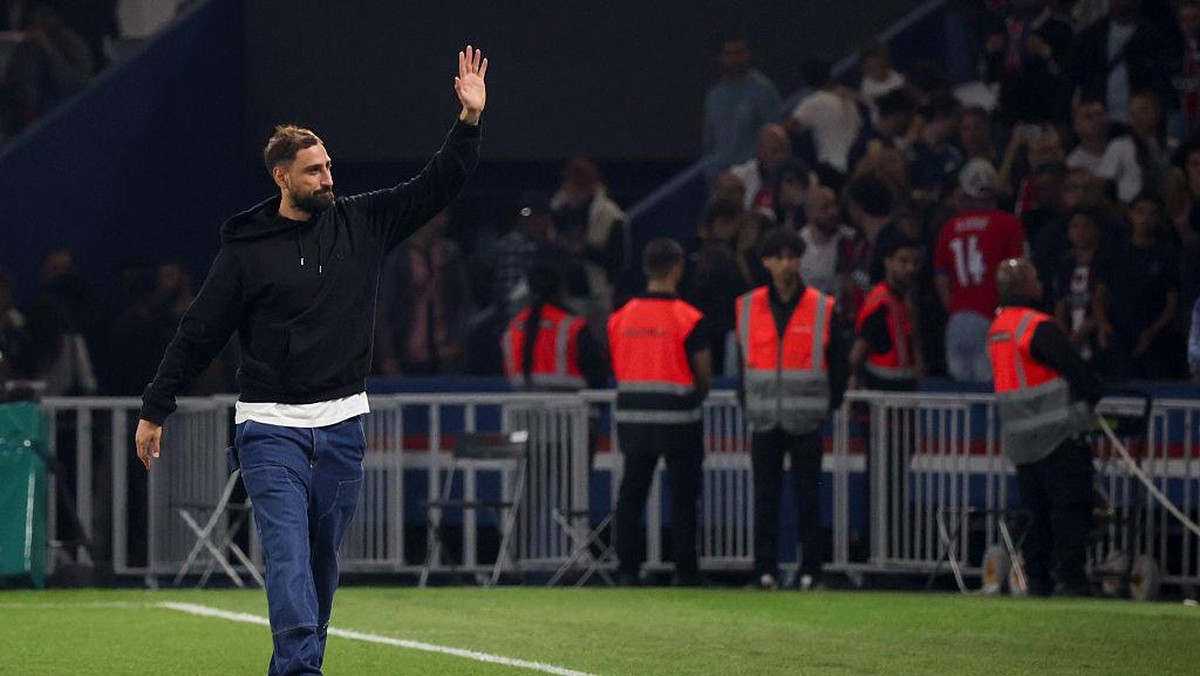 Donnarumma saat mengucapkan perpisahan dengan suporter PSG usai melawan Angers pada 22 Agustus lalu. Ia tak main di laga tersebut. Foto: Getty Images/Catherine Steenkeste