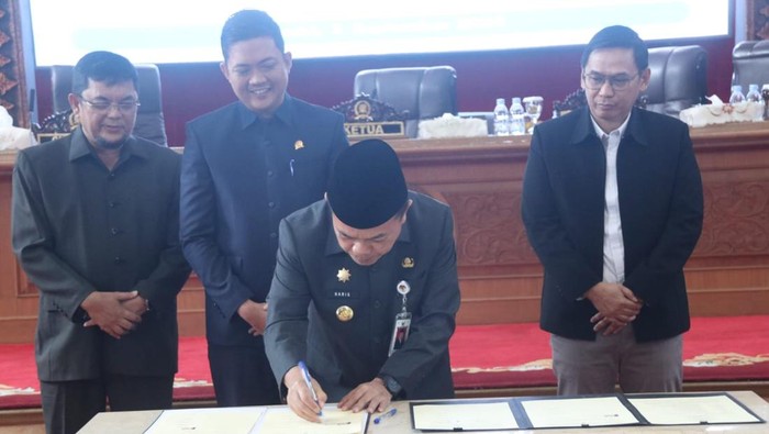 Gubernur Jambi Al Haris saat teken kesepakatan KUA-PPAS