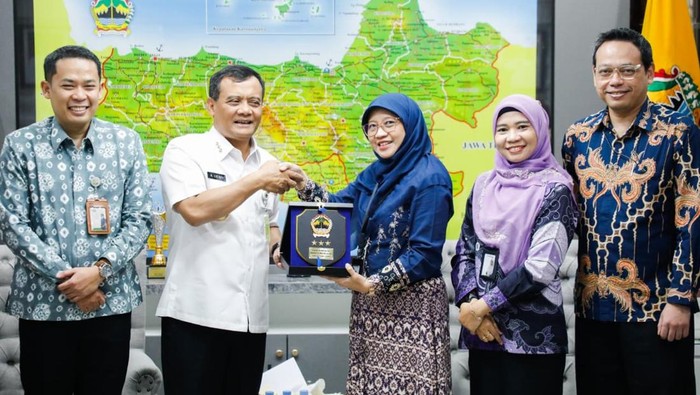 Gubernur Jateng Ahmad Luthfi saat melakukan audiensi dengan Deputi Direksi Wilayah VI BPJS Kesehatan Yessi Kumalasari di Semarang, Rabu (3/9/2025).
