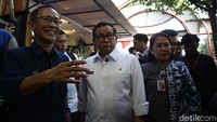 Dalam tinjauannya, Pramono berbincang dengan beberapa pedagang dan pengelola kawasan untuk mendengarkan langsung keluhan serta mencari solusi.