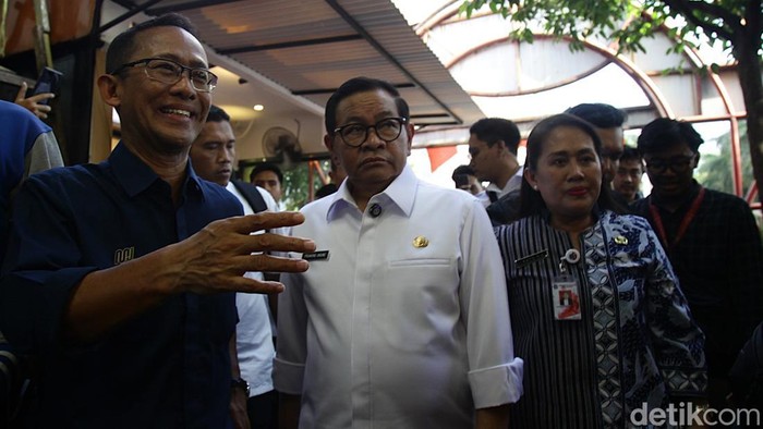 Gubernur DKI Jakarta, Pramono Anung, meninjau langsung kawasan pusat kuliner Distrik Blok M, Jakarta Selatan, pada Jumat (29/8/2025). Kunjungan ini dilakukan menyusul viralnya kabar sejumlah penyewa yang meninggalkan lokasi akibat lonjakan harga sewa yang dianggap memberatkan.