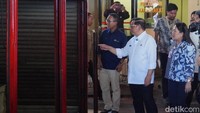 Gubernur DKI Jakarta Pramono Anung meninjau pusat kuliner Distrik Blok M, Jakarta Selatan yang viral ditinggal penyewa, Jumat (29/8/2025). Fenomena Blok M yang viral ditinggal penyewa sempat ramai diperbincangkan di media sosial. Banyak warganet menyayangkan kondisi ini, mengingat kawasan tersebut sebelumnya dikenal selalu ramai dipadati pengunjung.