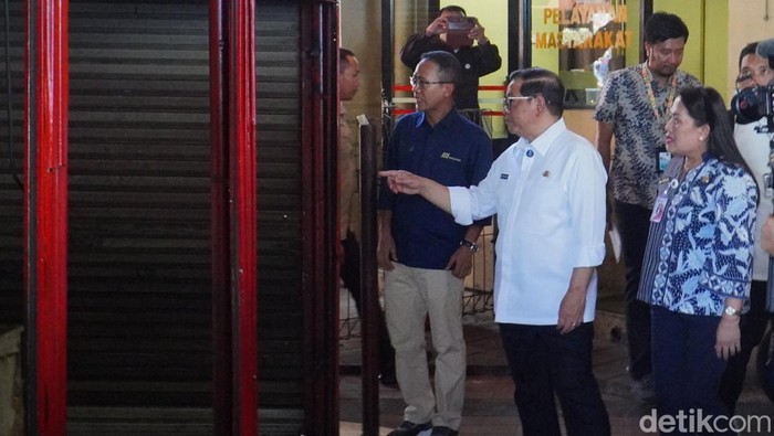 Gubernur Pramono Tinjau Distrik Blok M yang Viral Ditinggal Penyewa Gubernur DKI Jakarta, Pramono Anung, meninjau langsung kawasan pusat kuliner Distrik Blok M, Jakarta Selatan, pada Jumat (29/8/2025). Kunjungan ini dilakukan menyusul viralnya kabar sejumlah penyewa yang meninggalkan lokasi akibat lonjakan harga sewa yang dianggap memberatkan.