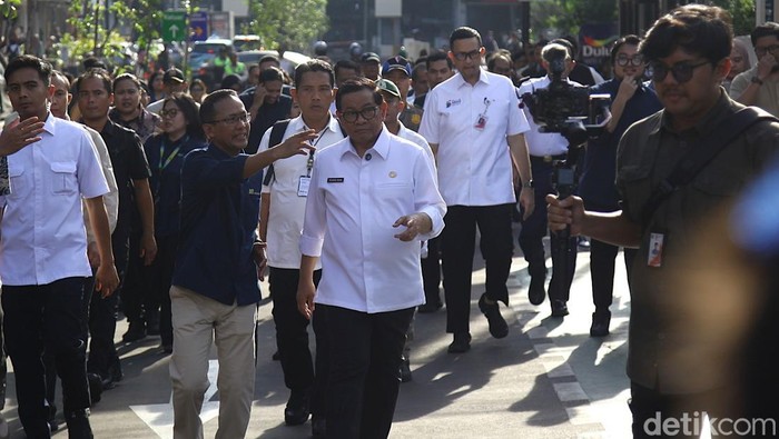 Gubernur DKI Jakarta, Pramono Anung, meninjau langsung kawasan pusat kuliner Distrik Blok M, Jakarta Selatan, pada Jumat (29/8/2025). Kunjungan ini dilakukan menyusul viralnya kabar sejumlah penyewa yang meninggalkan lokasi akibat lonjakan harga sewa yang dianggap memberatkan.