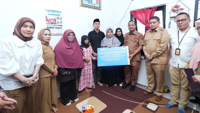 Gubernur Sulsel Andi Sudirman Sulaiman menyerahkan bantuan kepada keluarga korban kebakaran DPRD Makassar.
