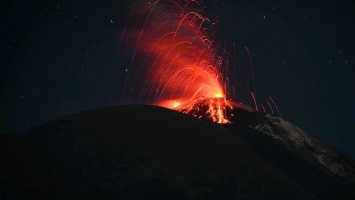 Gunung Ili Lewotolok di Kabupaten Lembata, Nusa Tenggara Timur (NTT) kembali erupsi