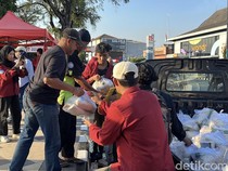 Aksi Unik Mahasiswa di Balkot Solo, Orasi Sambil Bagikan Sembako