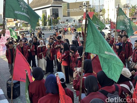 Ikatan Mahasiswa Muhammadiyah gelar aksi di depan Balai Kota Solo, Rabu (3/9/2025).