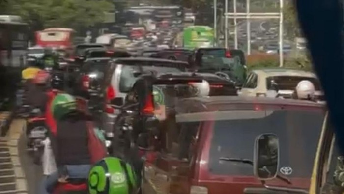 Jakarta Macet Lagi setelah sempat lengang imbas kerusuhan beberapa titik karena demo.