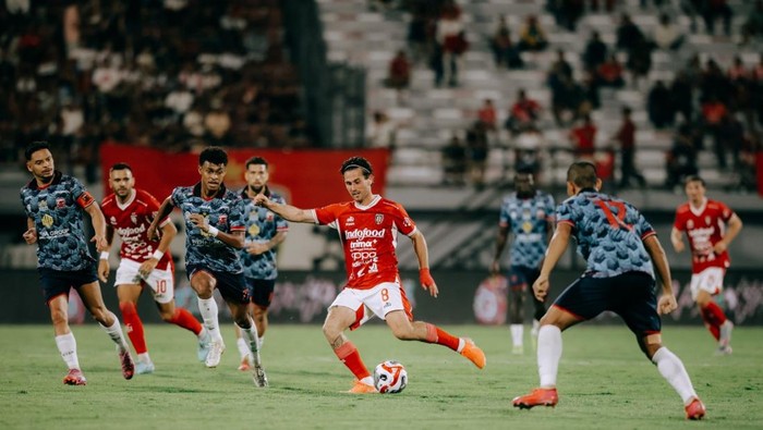Debut Jordy Bruijn (merah, nomor 8) bersama Bali United saat melawan Madura United dalam pekan keempat Super League, Sabtu (30/8/2025) di Stadion Kapten I Wayan Dipta. /Dok. Bali United
