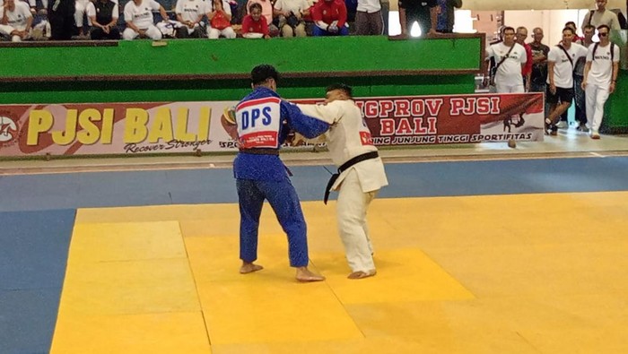 Judoka Denpasar I Gede Satrya Narendra (biru) saat berhadapan dengan judoka Bangli Komang Widiarta di kelas +90 kg final kedua beregu campuran Porprov Bali XVI/2025 di GOR Ngurah Rai Denpasar, Rabu (3/9/2025).