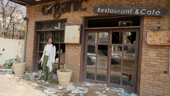 Jurnalis Sudan Shamael Elnoor Pulang ke Rumah Reruntuhan di Khartoum Potret memilukan tergambar dari jurnalis Sudan, Shamael Elnoor, ketika ia kembali ke rumahnya di ibu kota Khartoum pada Sabtu (30/8/2025). Yang dulu berdiri sebagai tempat tinggal penuh kenangan, kini hanya tersisa dinding yang retak dan kamar-kamar yang hancur akibat perang berkepanjangan. REUTERS/El Tayeb Siddig