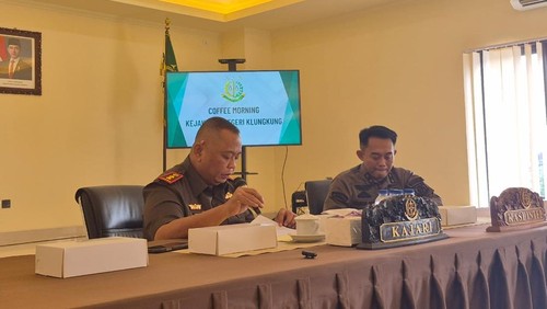 Kajari Klungkung, I Wayan Suardi, saat coffee morning bersama para jurnalis, Kamis (7/8/2025). (Ni Komang Ayu Leona Wirawan/detikBali)