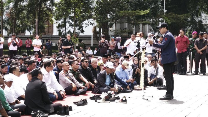 Kapolda Jabar duduk bersila mendengarkan mimbar bebas mahasiswa di Gedung Sate