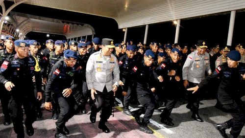 Kapolda NTT Irjen Rudi Darmoko saat melepas 100 personel Brimob Polda NTT ke Jakarta, Selasa (2/9/2025). (Foto: Dok. Polda NTT)