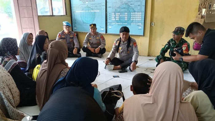 Kapolres Serang AKBP Condro Sasongko saat berkumpul dengan ibu-ibu dalam program Ngariung Iman Ngariung Aman di Serang, Banten. (dok istimewa)