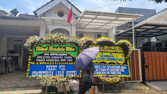 Karangan Bunga Berjejer di Rumah Duka Staf KBRI Peru