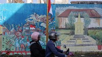 Pengendara melintas di depan mural bertema bangunan bersejarah di Kawasan Cagar Budaya, Depok, Jawa Barat, Rabu (3/9/2025). Mural ini digagas oleh Pemerintah Kota Depok bersama Komunitas Mural Depok. ANTARA FOTO/Yulius Satria Wijaya  