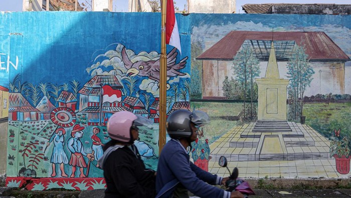 Kawasan Cagar Budaya Depok Makin Hidup dengan Mural Baru Pengendara melintas di depan mural bertemakan bangunan bersejarah di Kawasan Cagar Budaya, Depok, Jawa Barat, Rabu (3/9/2025). Pemerintah Kota Depok bersama Komunitas Mural Depok membuat mural bertemakan bangunan bersejarah yang bertujuan untuk pelestarian aset cagar budaya serta sarana edukasi sejarah kearifan lokal untuk generasi muda. ANTARA FOTO/Yulius Satria Wijaya/foc.