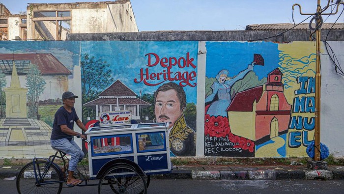 Pengendara melintas di depan mural bertemakan bangunan bersejarah di Kawasan Cagar Budaya, Depok, Jawa Barat, Rabu (3/9/2025). Pemerintah Kota Depok bersama Komunitas Mural Depok membuat mural bertemakan bangunan bersejarah yang  bertujuan untuk pelestarian aset cagar budaya serta sarana edukasi sejarah kearifan lokal untuk generasi muda. ANTARA FOTO/Yulius Satria Wijaya/foc.
