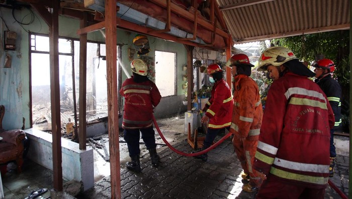 Petugas pemadam kebakaran melakukan upaya pendinginan di lokasi kebakaran Asrama Polisi Polres Tangerang Selatan di Serpong, Tangerang Selatan, Banten, Rabu (3/9/2025). Kebakaran yang menghanguskan puluhan rumah dinas polisi tersebut diduga karena arus pendek listrik, tidak ada korban jiwa dalam peristiwa tersebut. ANTARA FOTO/Muhammad Iqbal/tom.