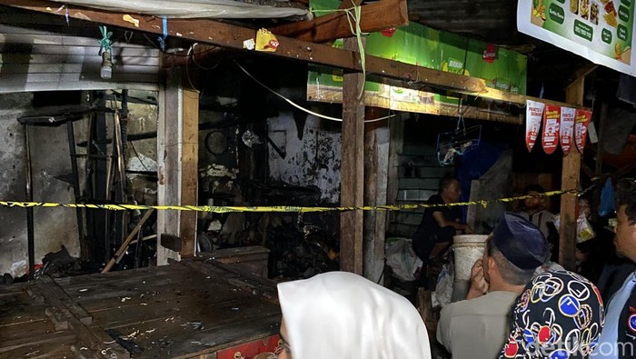 Kebakaran di Pasar Lakessi Parepare hanguskan 2 kios pedagang.