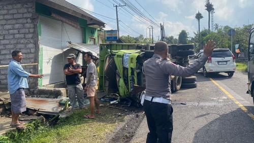 Personel Polsek Rendang saat melakukan pengaturan lalu lintas akibat truk terguling di Desa Nongan, Karangasem, Rabu (3/9/2025). (dok. Polsek Rendang)
