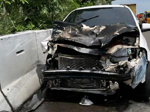 Sedan Terbakar Usai Tabrak Truk di Jagorawi, Tiga Orang Luka