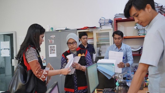 Kejari Sintang geledah PDAM Tirta Senentang.
