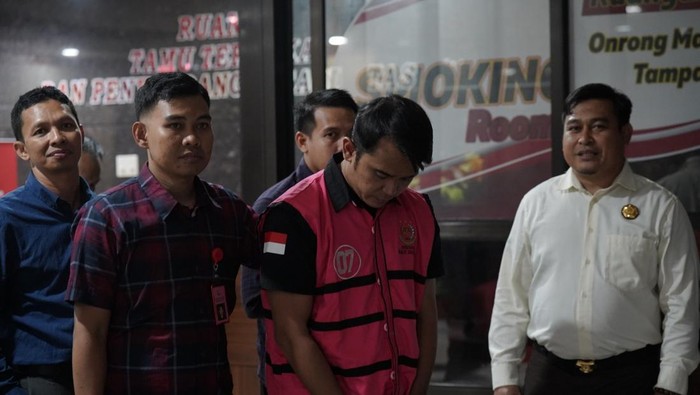 Kejati Sulsel menetapkan mantan pegawai Bank BUMN di Bulukumba berinisial HA sebagai tersangka kasus dugaan kredit fiktif senilai Rp 3,8 miliar.