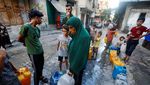 Kelangkaan Air di Gaza, Anak-Anak Palestina Ikut Antre