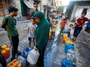 Kelangkaan Air di Gaza, Anak-Anak Palestina Ikut Antre