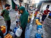 Kelangkaan Air di Gaza, Anak-Anak Palestina Ikut Antre