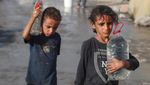 Kelangkaan Air di Gaza, Anak-Anak Palestina Ikut Antre