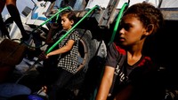 Situasi ini mencerminkan betapa sulitnya akses warga Gaza terhadap kebutuhan dasar di tengah konflik dan blokade yang masih berlangsung. Upaya distribusi air darurat terus dilakukan, namun permintaan jauh lebih besar daripada ketersediaan. REUTERS/Mahmoud Issa