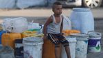 Kelangkaan Air di Gaza, Anak-Anak Palestina Ikut Antre
