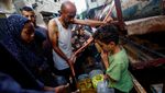 Kelangkaan Air di Gaza, Anak-Anak Palestina Ikut Antre