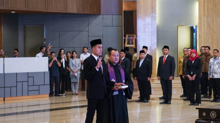 Kementerian Hukum (Kemenkum) melakukan sumpah kewarganegaraan terhadap pemain sepak bola keturunan, Miliano Jonathans. (Dok Kemenkum)