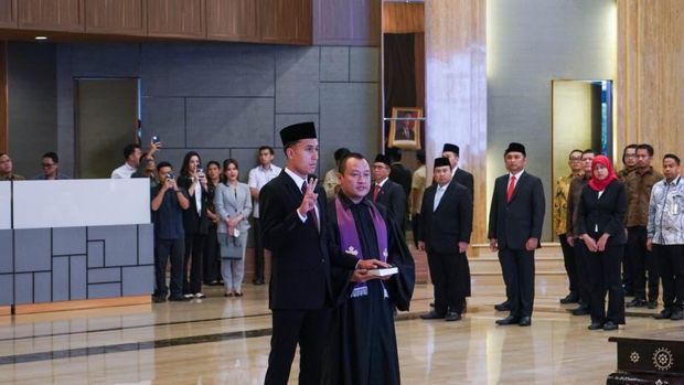 Kementerian Hukum (Kemenkum) melakukan sumpah kewarganegaraan terhadap pemain sepak bola keturunan, Miliano Jonathans. (Dok Kemenkum)