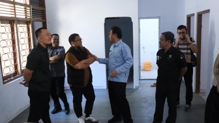 Kepala Dinkes Sulsel, Ishaq Iskandar (baju biru) mengecek kesiapan klinik di sejumlah OPD lingkup Pemprov Sulsel.