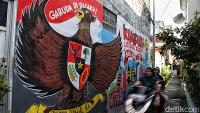 Keren Abis! Lorong Sempit Jakarta Disulap Jadi Galeri Mural Penuh Pesan Sosial