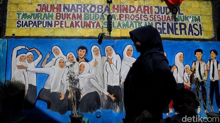 Keren Abis! Lorong Sempit Jakarta Disulap Jadi Galeri Mural Penuh Pesan Sosial Lorong sempit Jakarta kini dipenuhi mural warna-warni sarat kritik sosial dan pesan kebangsaan. Dari anti narkoba hingga toleransi, semua tergambar jelas di dinding kota, Rabu (3/9/2025).